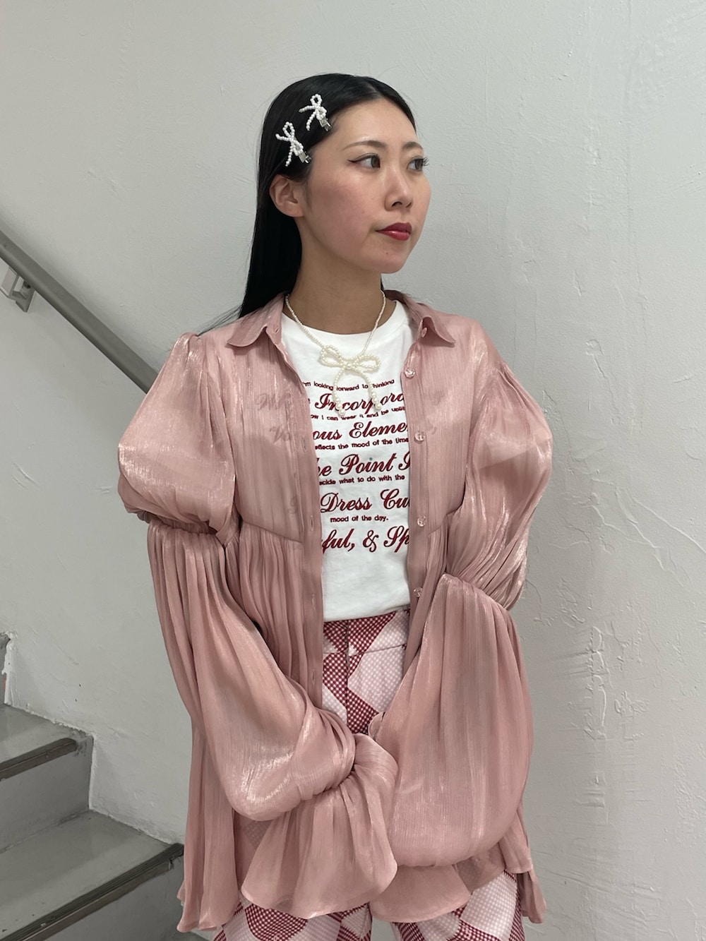 ピンク系のシャツ/ブラウス、ピンク系のその他パンツ、ホワイト系のTシャツ/カットソーを着用したレディースの春コーディネートの5枚目の写真