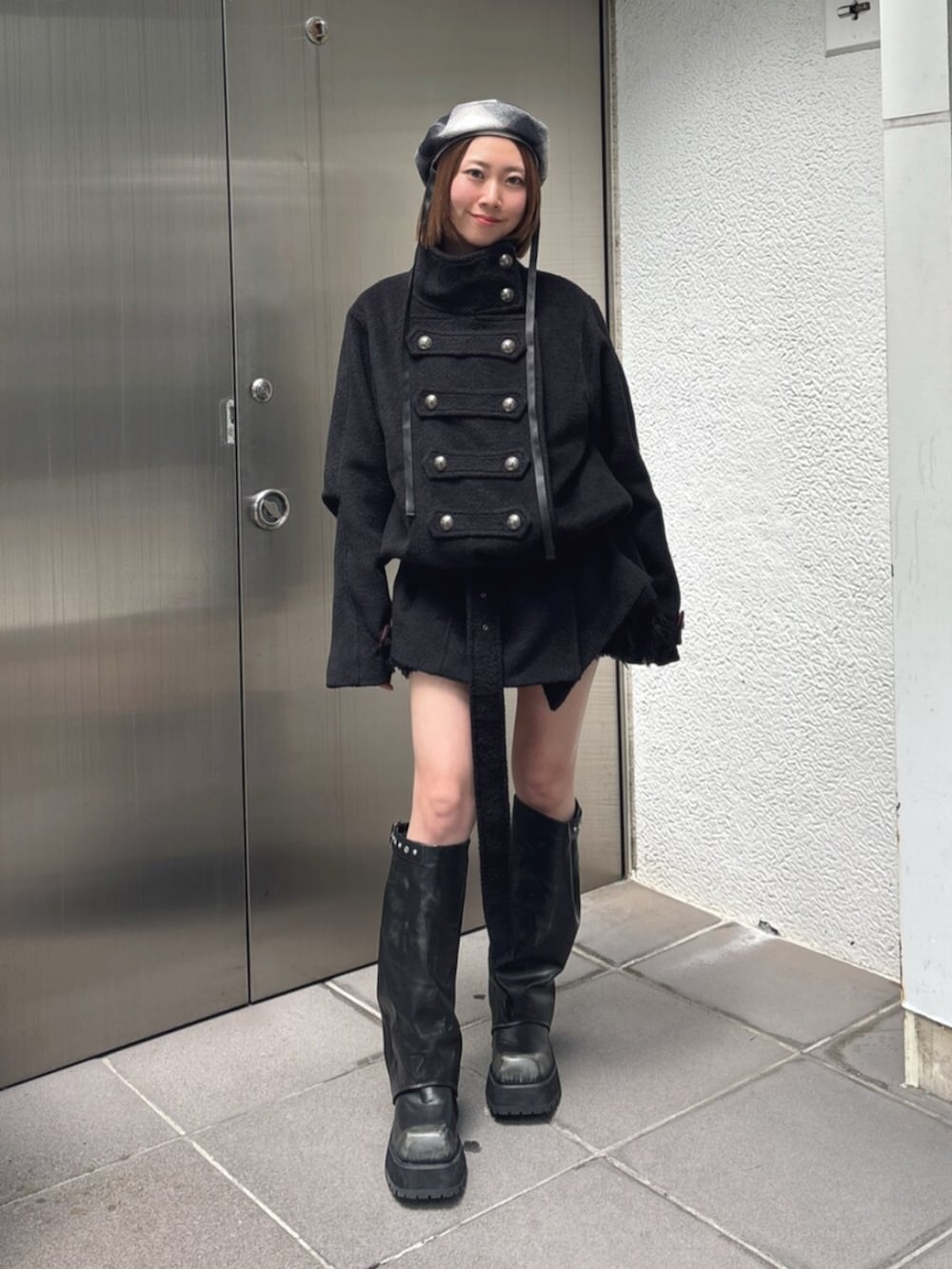 ブラック系のブーツ、ブラック系のスカート、ブラック系のその他アウターを着用したレディースの夏コーディネートの2枚目の写真