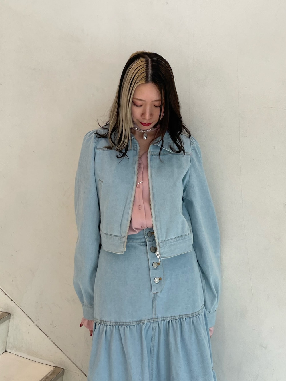ブルー系のワンピース、ピンク系のシャツ/ブラウス、ゴールド系のネックレスを着用したレディースの冬コーディネートの4枚目の写真
