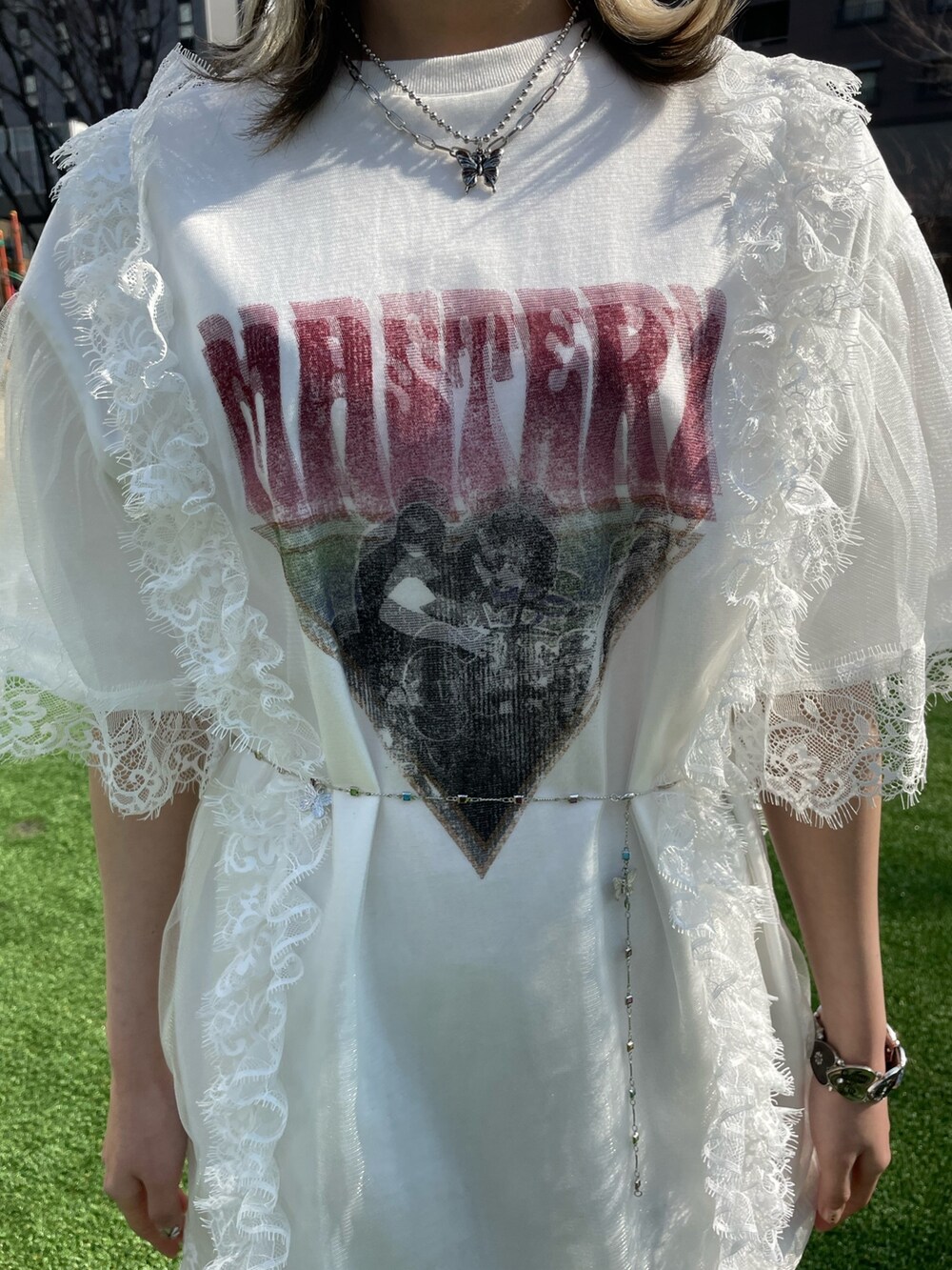 ホワイト系のワンピース、シルバー系のベルト、シルバー系のネックレスを着用したレディースの春コーディネートの7枚目の写真