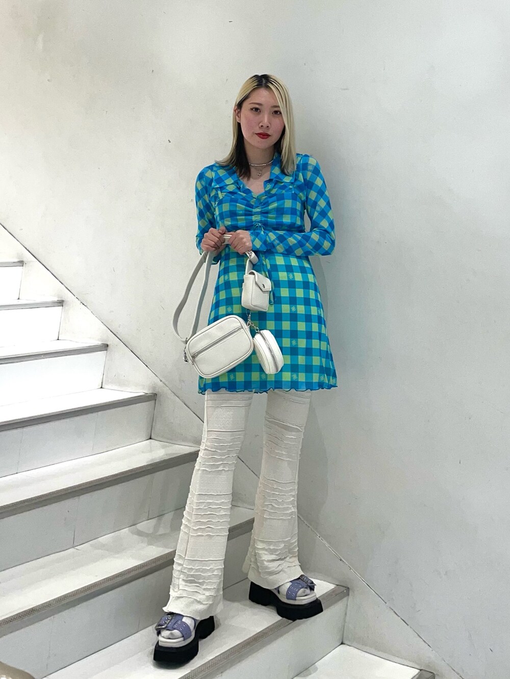 ブルー系のワンピース、ホワイト系のその他パンツ、パープル系のサンダルを着用したレディースの春コーディネートの2枚目の写真