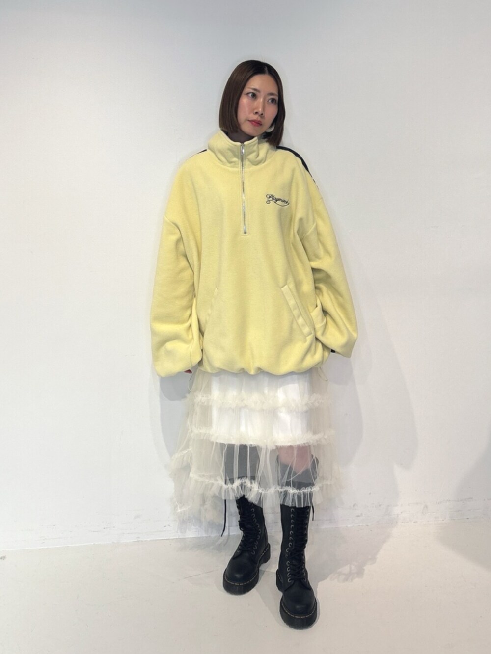 イエロー系のTシャツ/カットソー、ホワイト系のスカートを着用したレディースの夏コーディネートの2枚目の写真