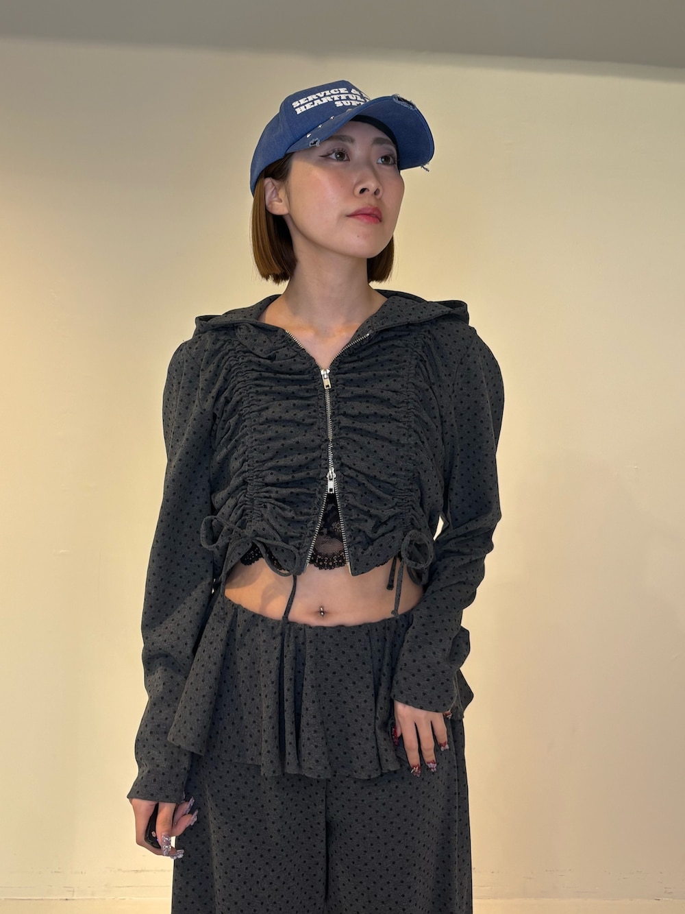 グレー系のスウェットパンツ、ブラック系のパーカー、ブラック系のローファーを着用したレディースの冬コーディネートの5枚目の写真