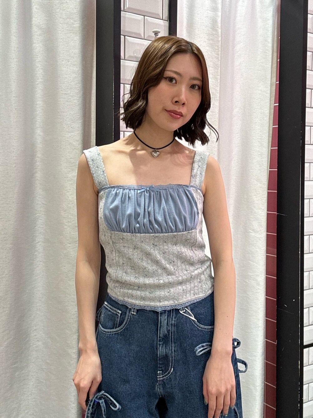 ブルー系のデニムパンツ、グレー系のキャミソール、シルバー系のパンプスを着用したレディースの春コーディネートの8枚目の写真