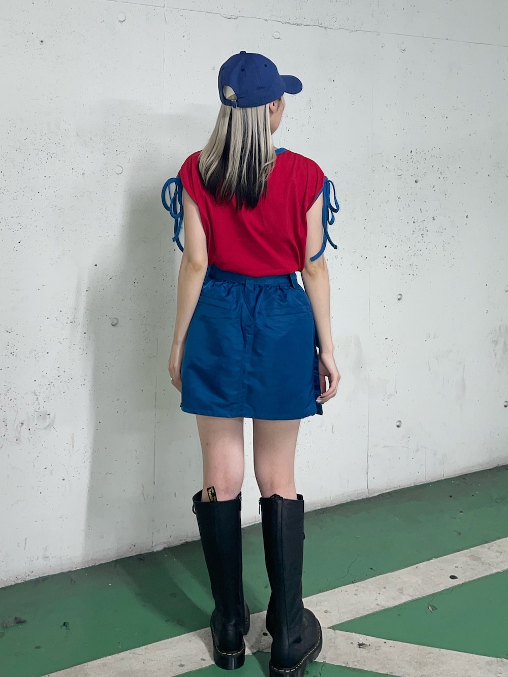 ブルー系のその他パンツ、レッド系のTシャツ/カットソー、ブラック系のブーツを着用したレディースの夏コーディネートの3枚目の写真