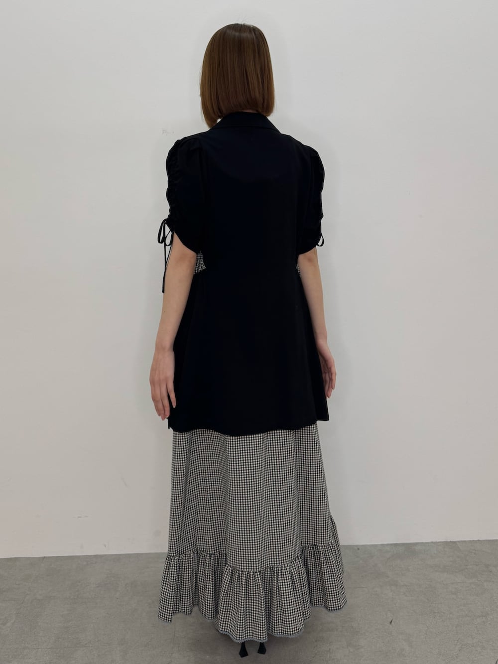 ブラック系のワンピース、ブラック系のワンピース、ブラック系のパンプスを着用したレディースの春コーディネートの4枚目の写真