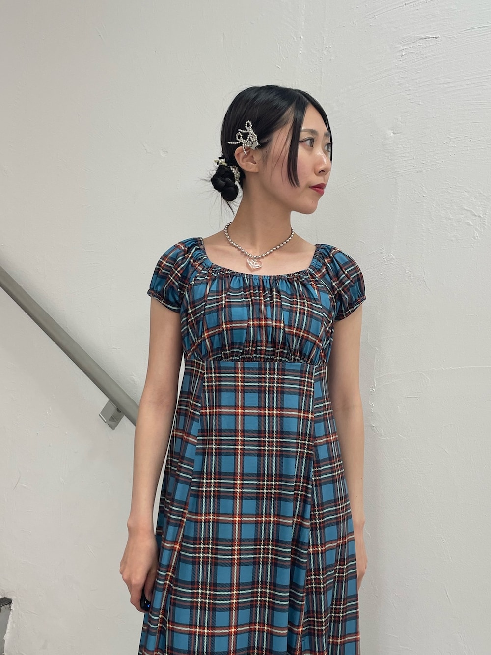「jouetie、jouetiefashionista、jouetie_ootd、jouetieコーデ、jouetie ワンピース、ジュエティ、ジュエティ(jouetie)、ジュエティワンピース、チェックワンピース、ロングワンピース、レースアップサンダル、夏コーデ、チェック、大人ガーリー、ブルー」｜「jouetieのフレンチスリーブカットワンピース（ワンピース、ブルー系）」を使った、RINOさん（レディース・156cm）の夏コーディネートの4枚目の写真