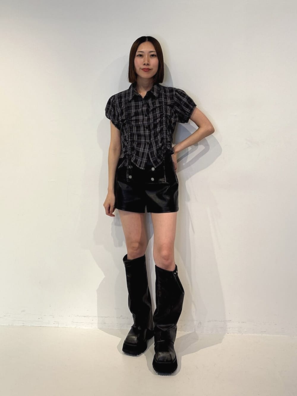 ブラック系のブーツ、ブラック系のその他パンツ、ブラウン系のシャツ/ブラウスを着用したレディースの夏コーディネートの2枚目の写真