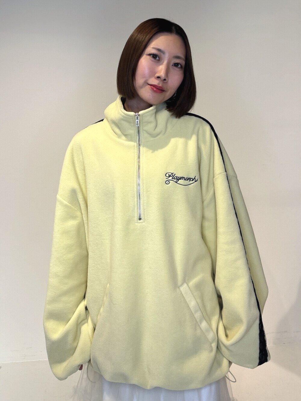 イエロー系のTシャツ/カットソー、ホワイト系のスカートを着用したレディースの夏コーディネートの6枚目の写真
