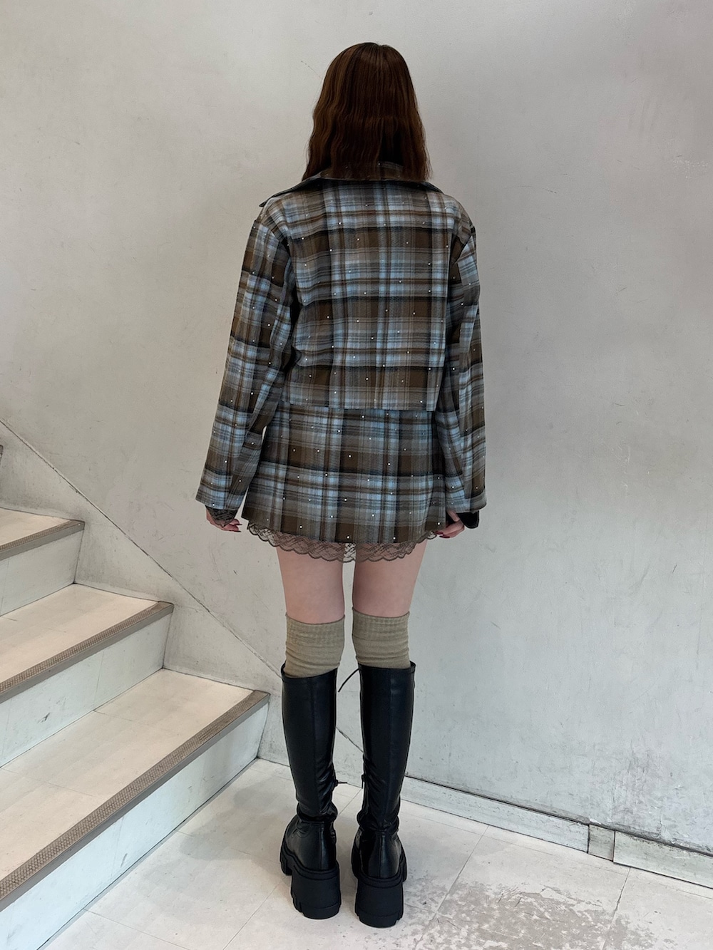 ブラウン系のスカート、ブラウン系のテーラードジャケット、ブラック系のTシャツ/カットソーを着用したレディースの冬コーディネートの4枚目の写真