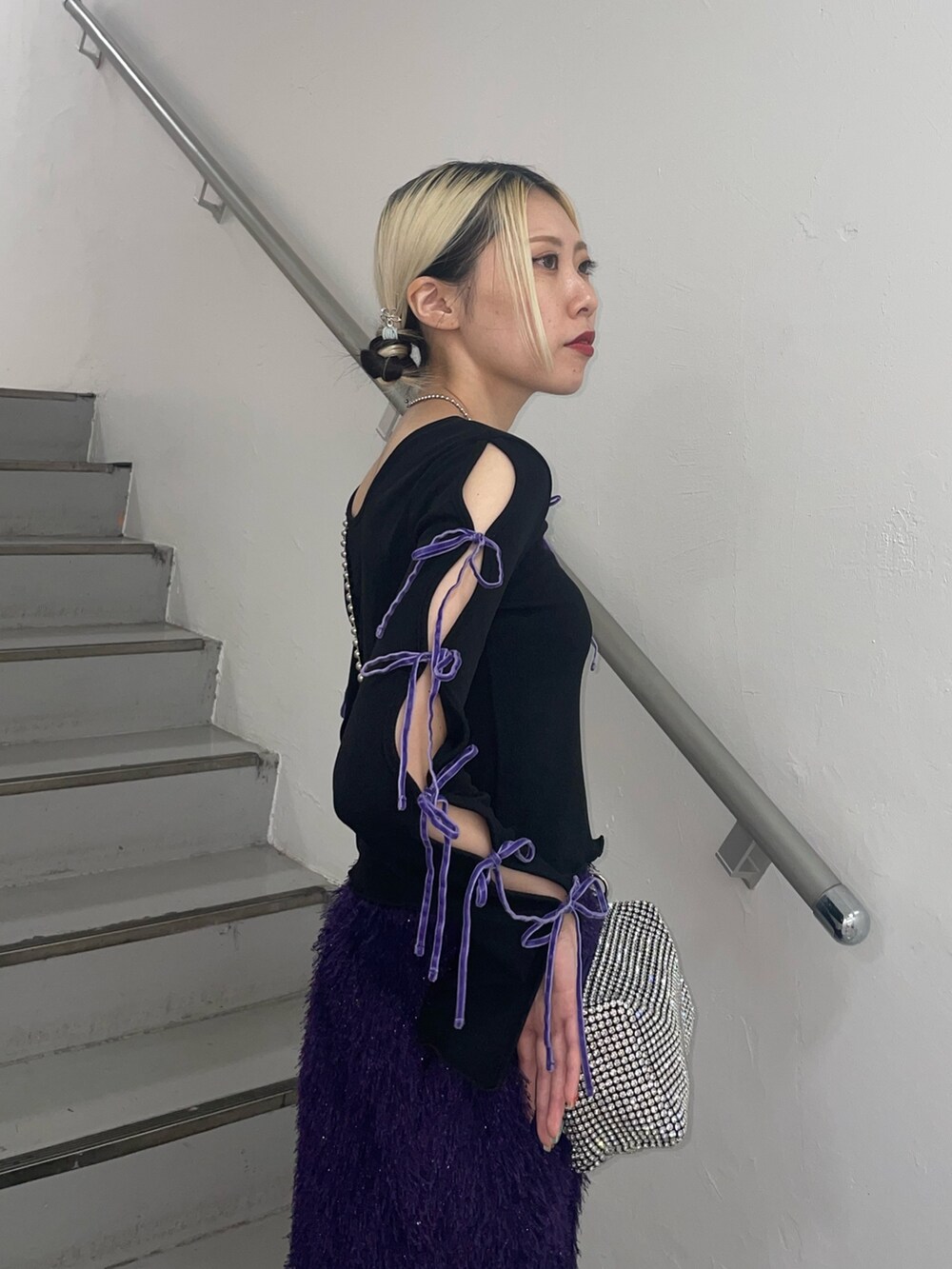 パープル系のスカート、ホワイト系のショルダーバッグ、ブラック系のTシャツ/カットソーを着用したレディースの夏コーディネートの7枚目の写真