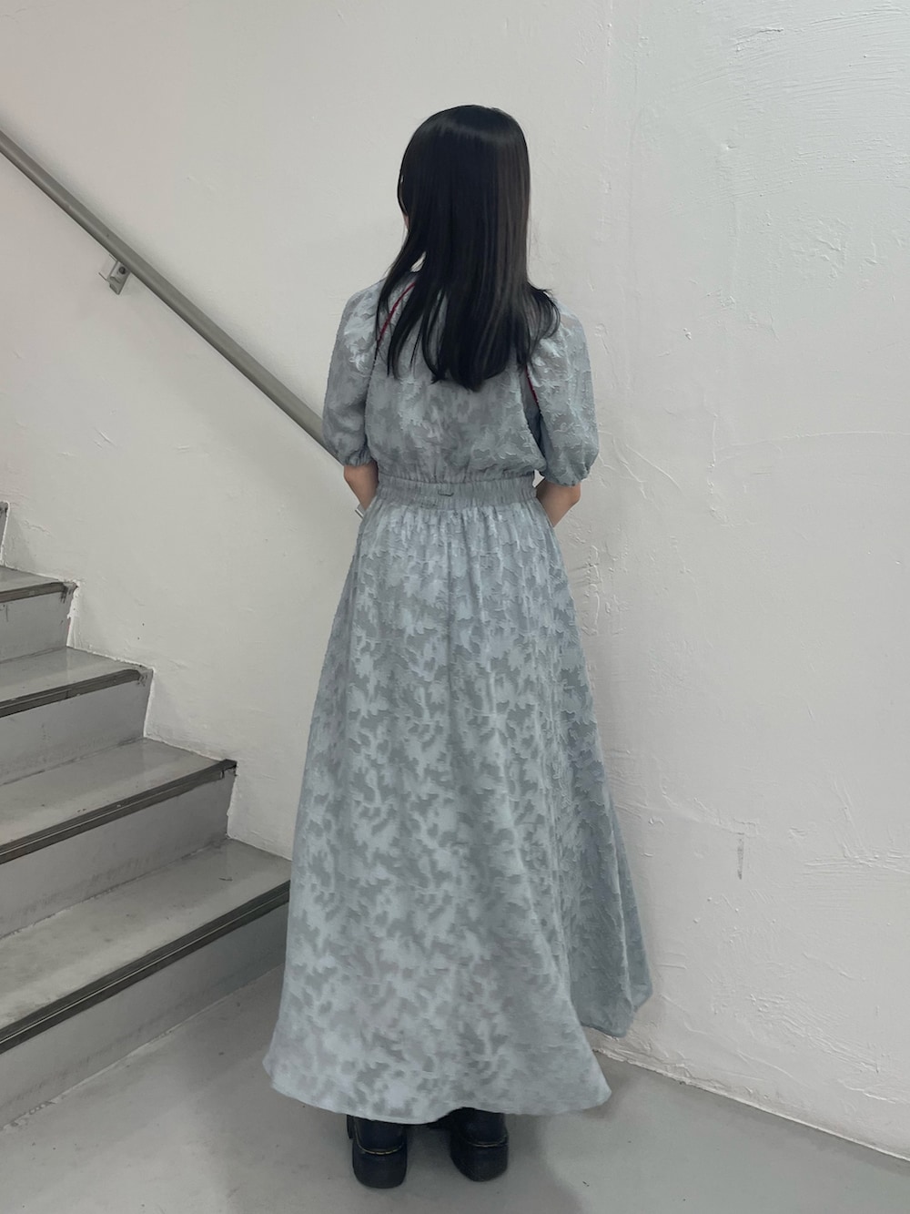 ブルー系のワンピース、シルバー系のブレスレットを着用したレディースの夏コーディネートの3枚目の写真