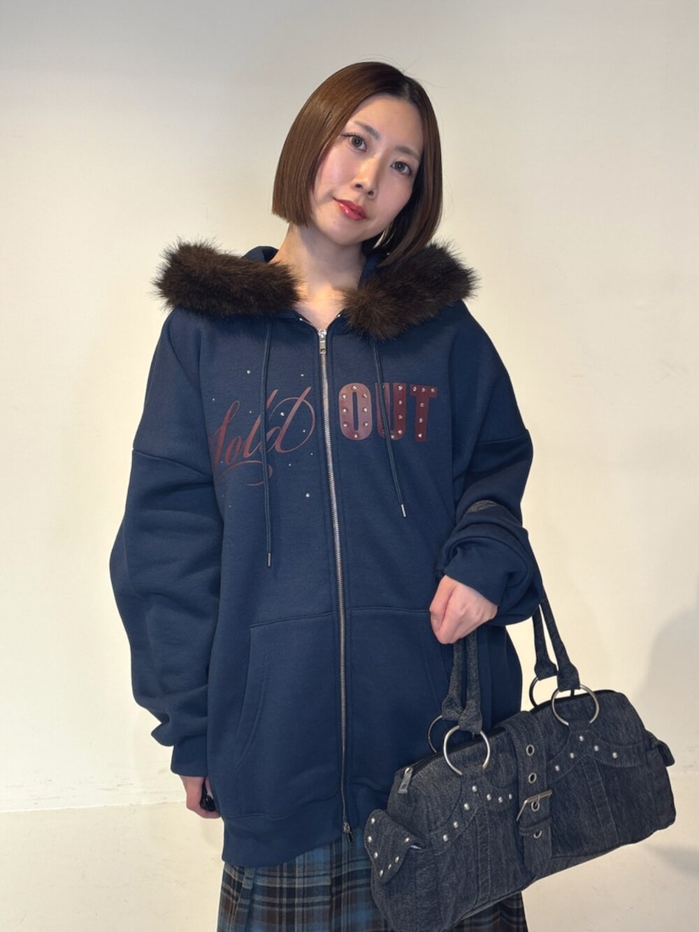 ブラック系のボストンバッグ、ブルー系のTシャツ/カットソー、ブルー系のスカートを着用したレディースの夏コーディネートの6枚目の写真