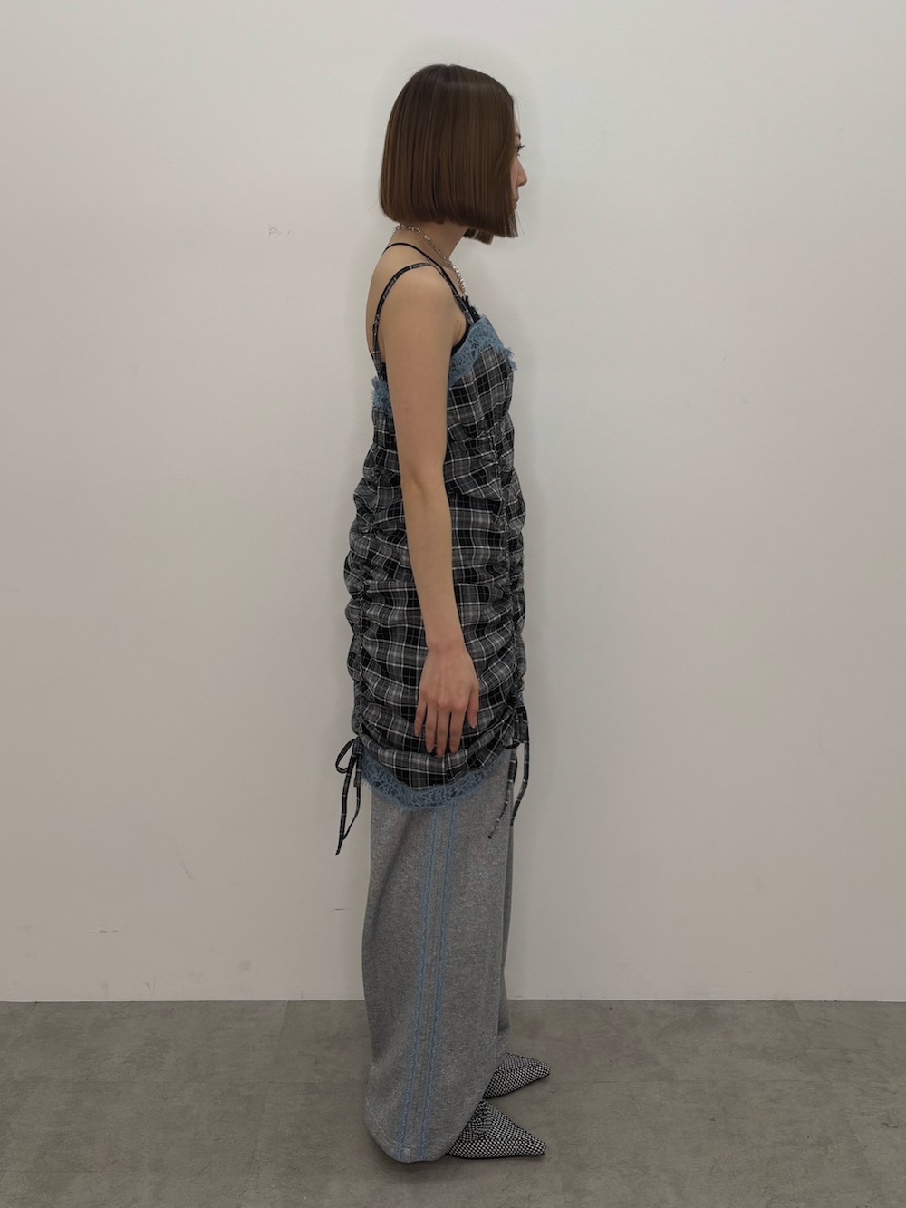 ブラック系のパンプス、グレー系のその他パンツ、ブラック系のワンピースを着用したレディースの春コーディネートの3枚目の写真