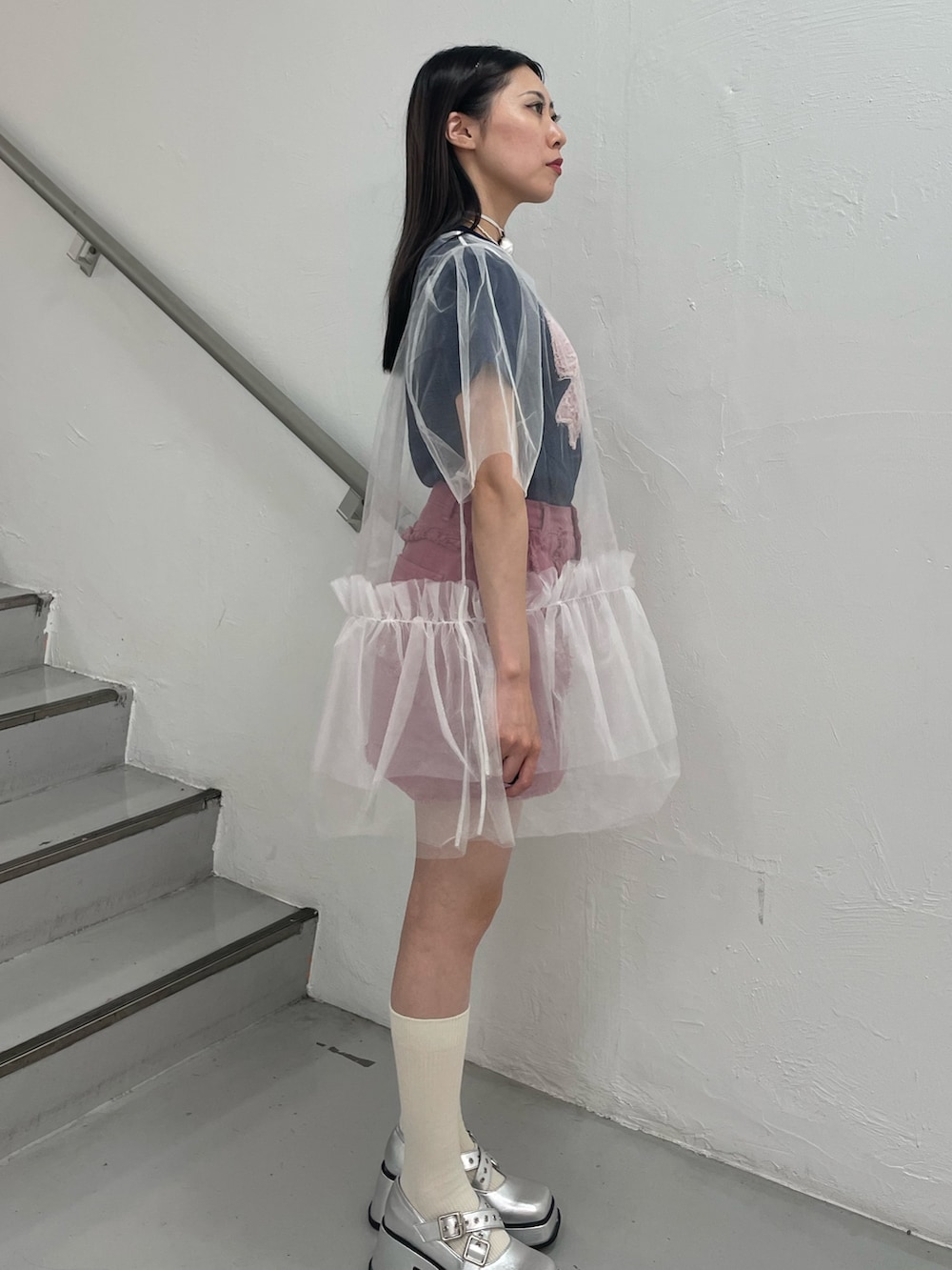 ホワイト系のワンピース、ピンク系のスカート、ブルー系のTシャツ/カットソーを着用したレディースの夏コーディネートの3枚目の写真