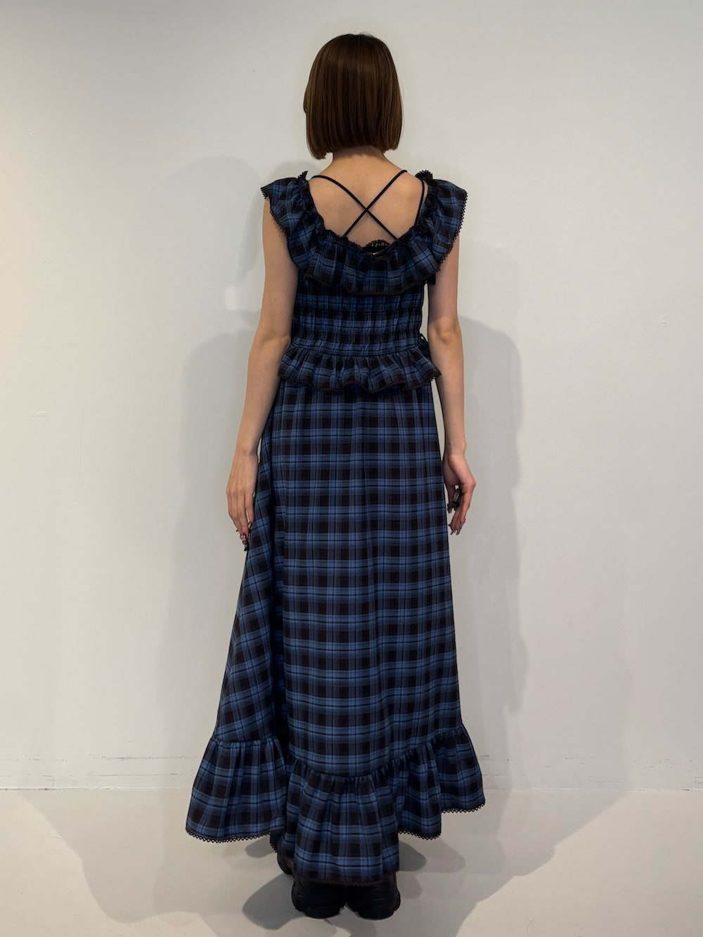 ブラウン系のワンピース、ブラック系のローファーを着用したレディースの冬コーディネートの4枚目の写真