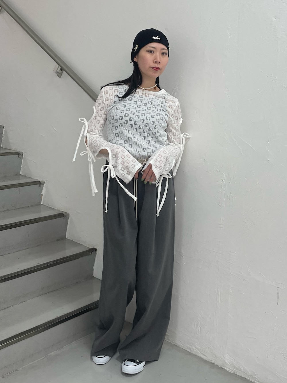 グレー系のその他パンツ、ホワイト系のTシャツ/カットソー、シルバー系のネックレスを着用したレディースの春コーディネートの4枚目の写真