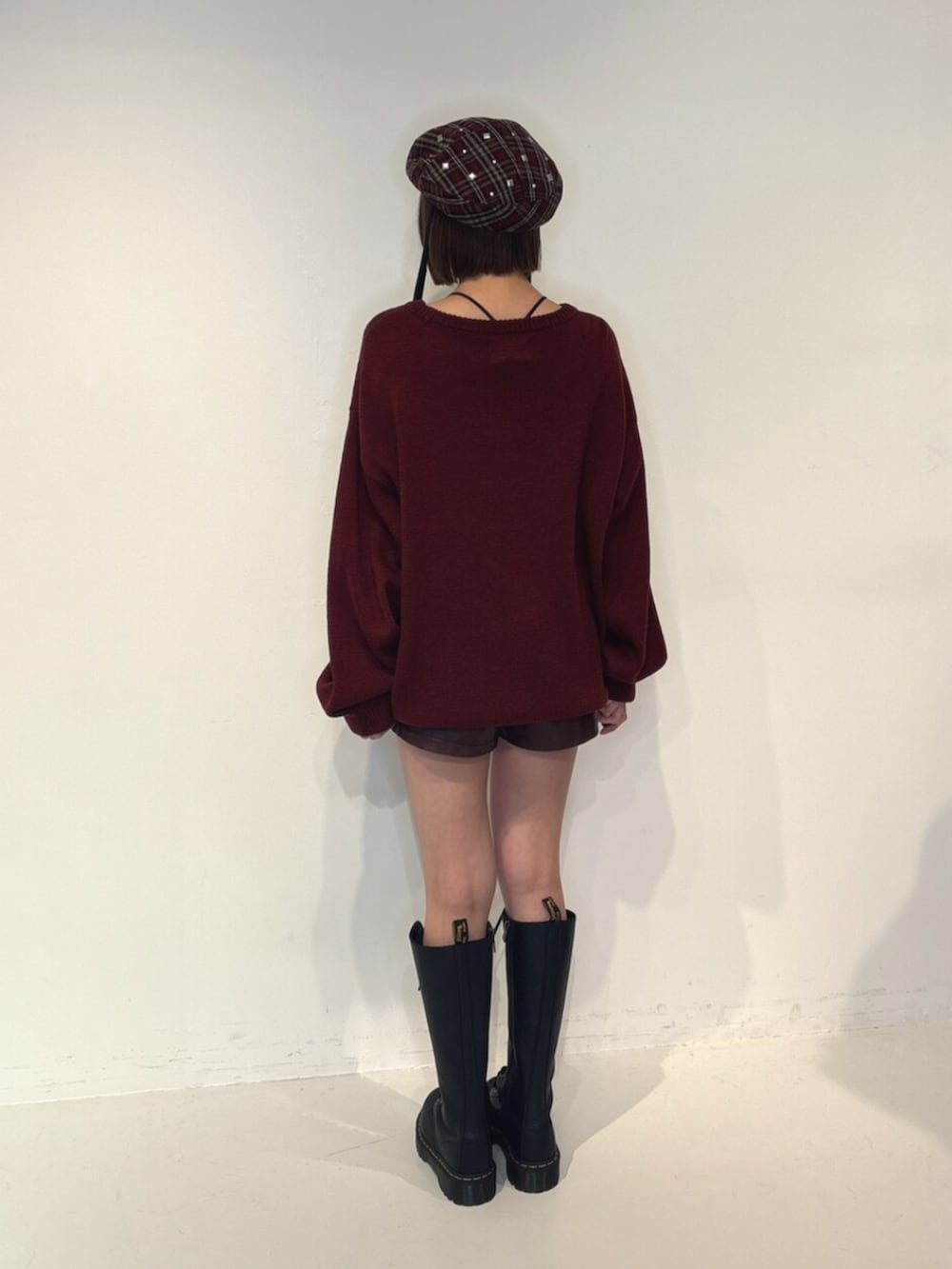 レッド系のその他パンツ、レッド系のニット/セーター、レッド系のハンチング/ベレー帽を着用したレディースの夏コーディネートの4枚目の写真