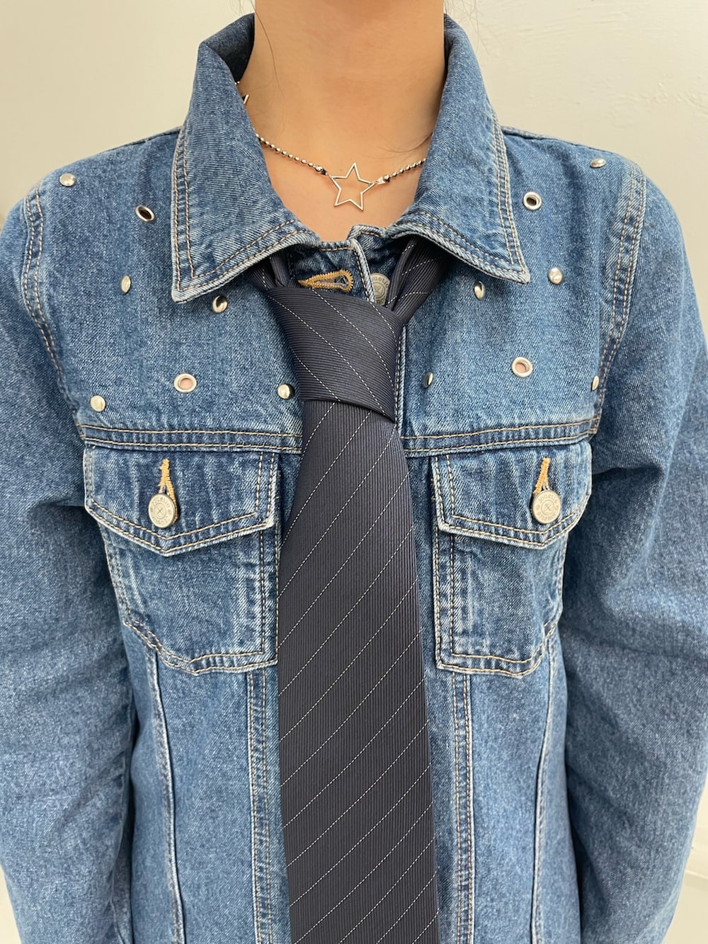 ブルー系のワンピース、ブラック系のブーツ、ブルー系のネクタイを着用したレディースの冬コーディネートの7枚目の写真