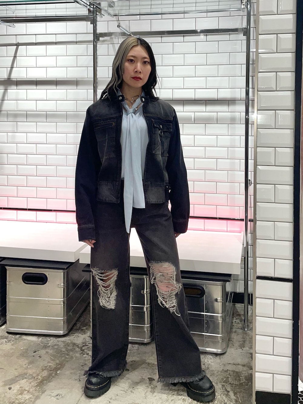 ブラック系のデニムパンツ、ブルー系のシャツ/ブラウス、ブラック系のデニムジャケットを着用したレディースの冬コーディネートの2枚目の写真