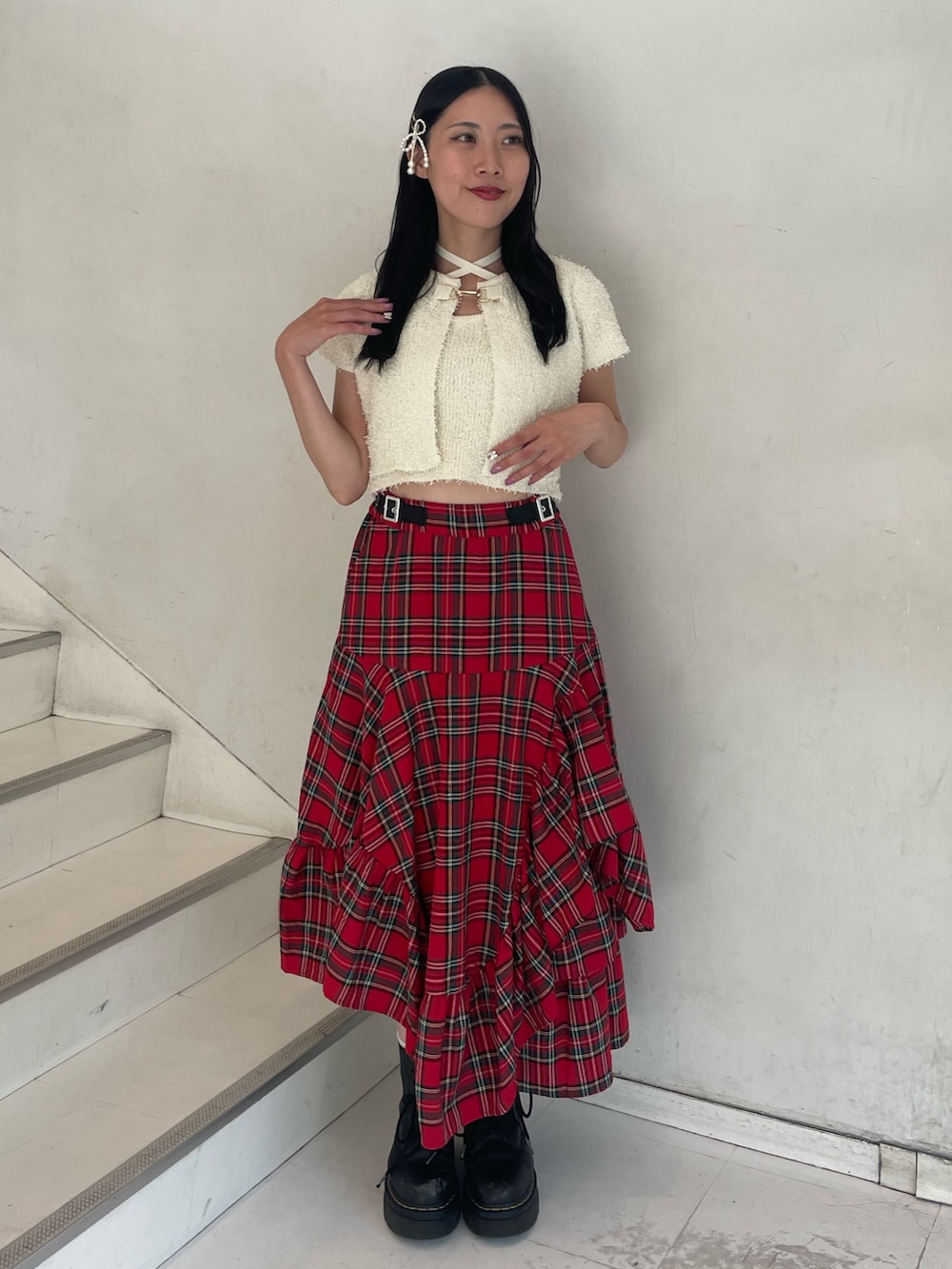 「jouetie、jouetiefashionista、jouetie_ootd、jouetieコーデ、ジュエティ、ジュエティ(jouetie)、ジュエティコーデ、FRUITS ZIPPER、赤チェック、チェック、秋コーデ、休日スタイル、ガーリーコーデ、秋服コーデ」｜「jouetieのイレギュラーフリルフレアスカート（スカート、レッド系）」を使った、RINOさん（レディース・156cm）の秋コーディネートの2枚目の写真