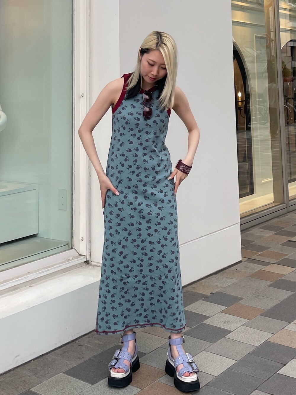 ブルー系のワンピース、パープル系のサンダル、レッド系のサングラスを着用したレディースの夏コーディネートの3枚目の写真