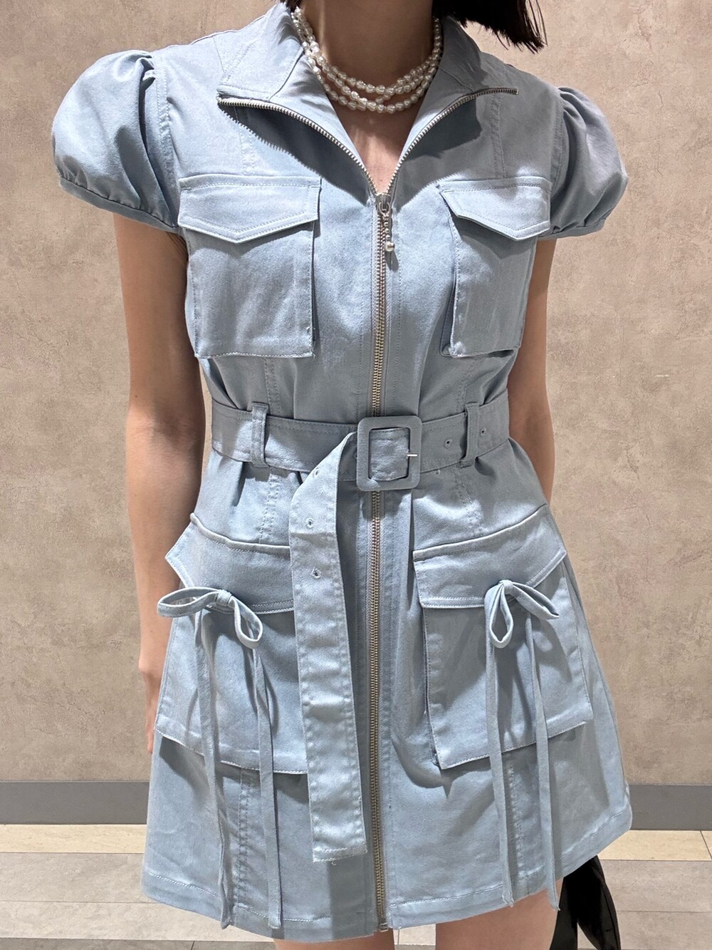 ブルー系のワンピース、ブラック系のハンドバッグ、ブラック系のローファーを着用したレディースの春コーディネートの7枚目の写真