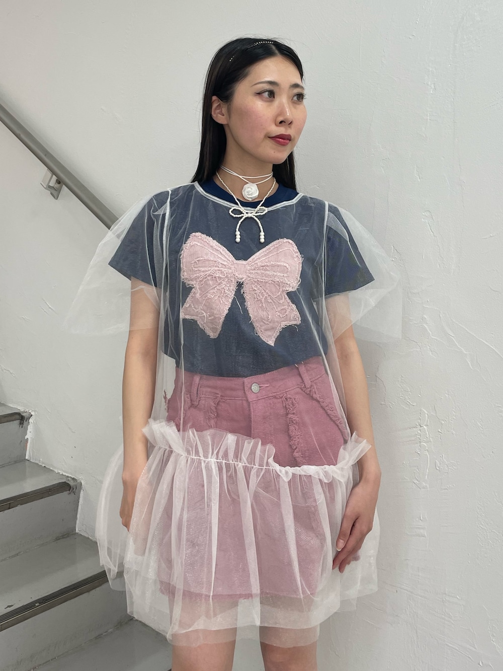 ホワイト系のワンピース、ピンク系のスカート、ブルー系のTシャツ/カットソーを着用したレディースの夏コーディネートの5枚目の写真