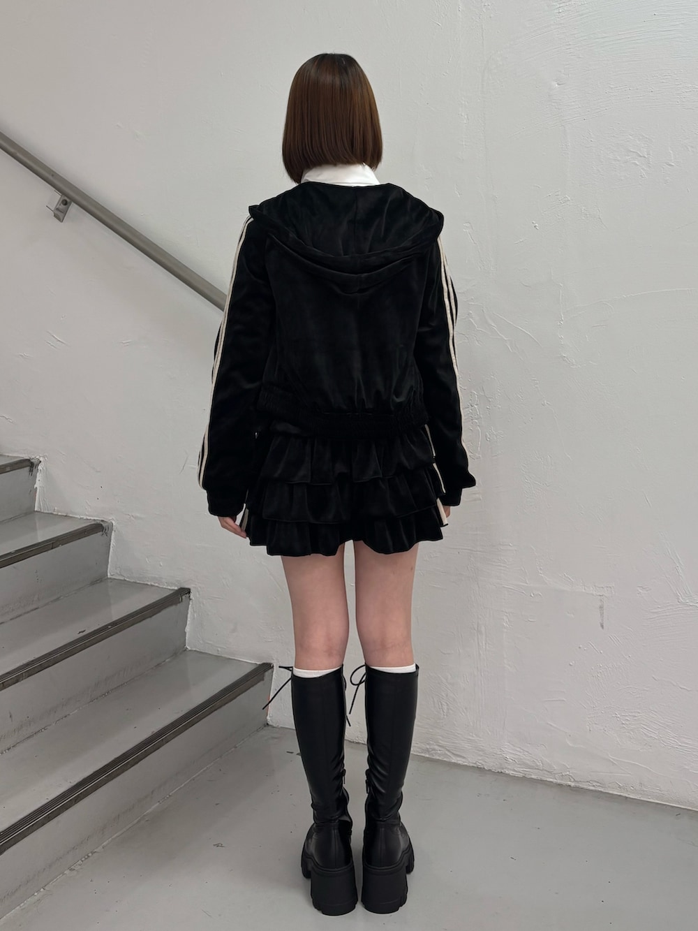 ブラック系のスカート、ブラック系のパーカー、ホワイト系のシャツ/ブラウスを着用したレディースの秋コーディネートの5枚目の写真