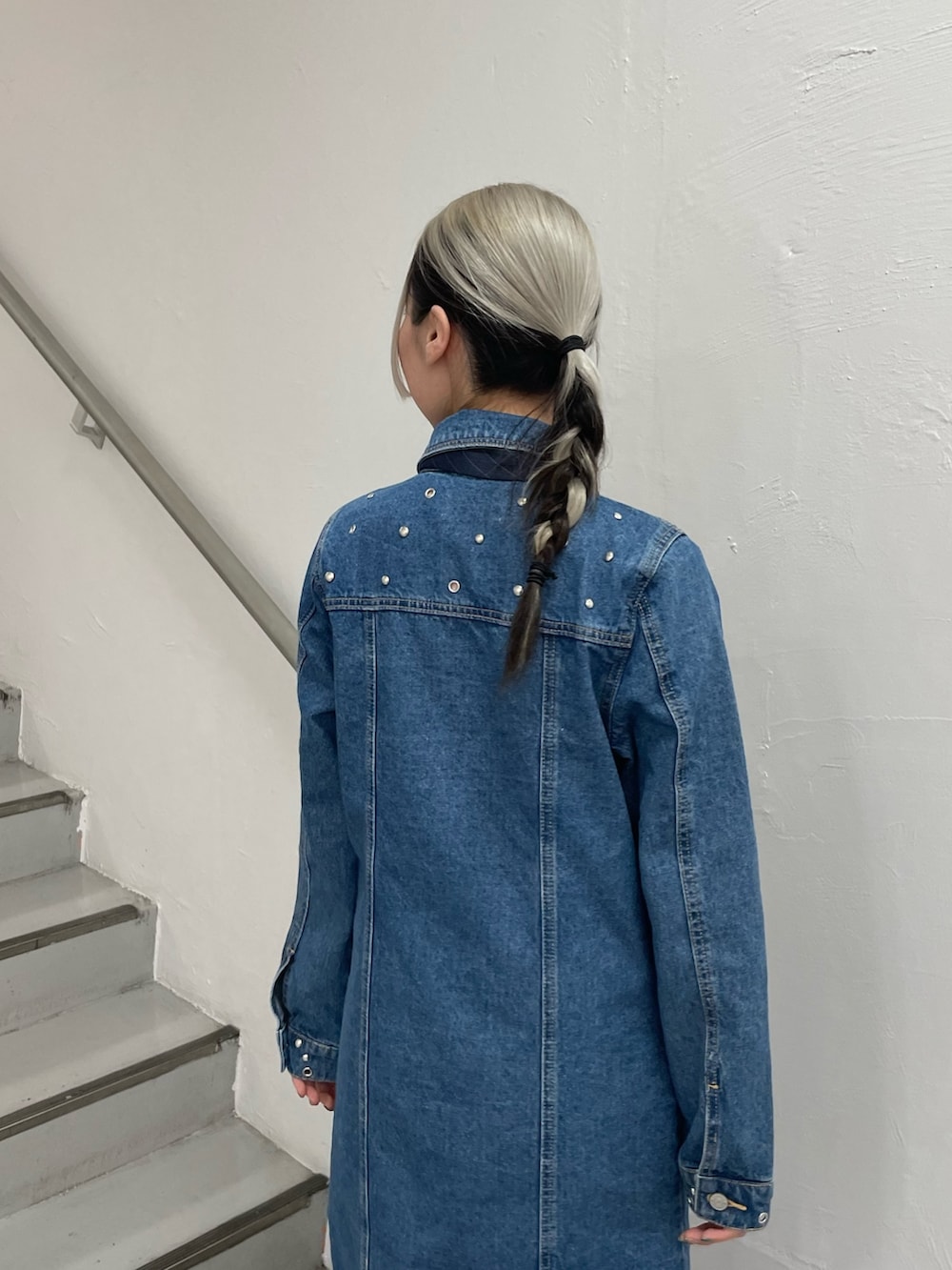 ブルー系のワンピース、ブラック系のブーツ、ブルー系のネクタイを着用したレディースの冬コーディネートの5枚目の写真