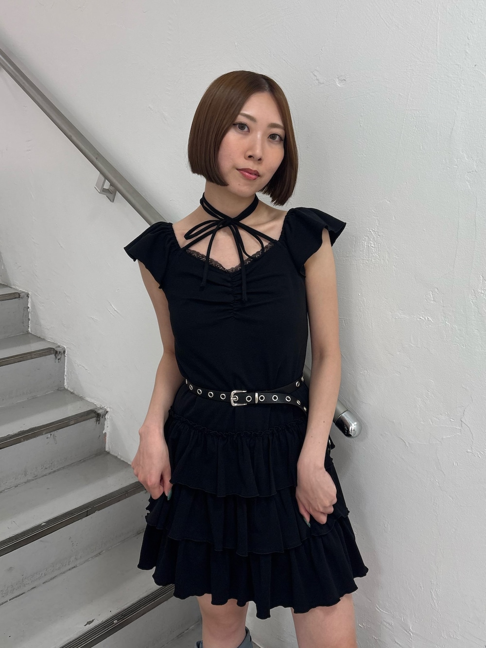 ブラック系のワンピース、ブルー系のブーツ、ブラック系のベルトを着用したレディースの夏コーディネートの5枚目の写真