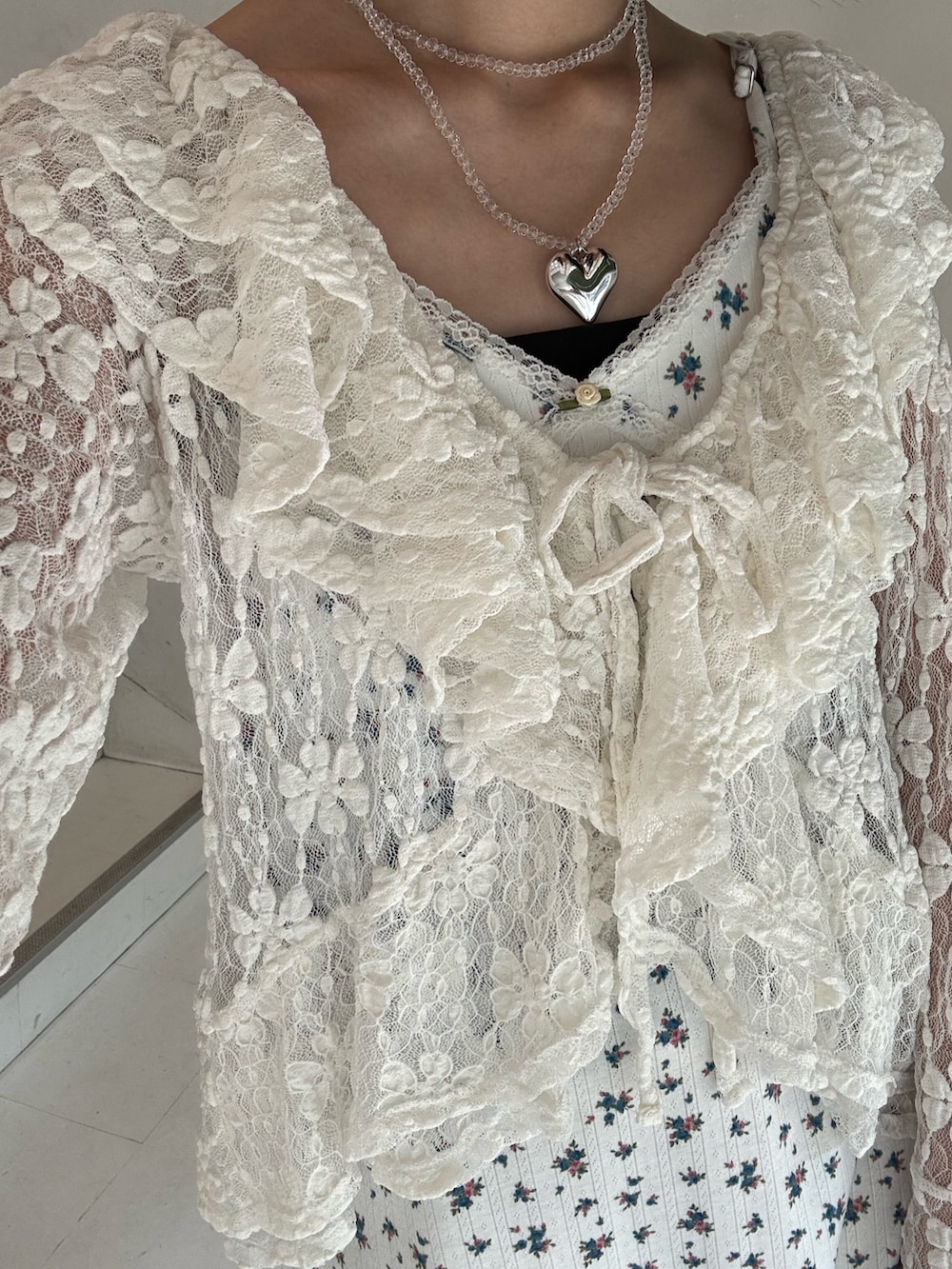 ホワイト系のワンピース、ホワイト系のシャツ/ブラウス、シルバー系のパンプスを着用したレディースの夏コーディネートの7枚目の写真