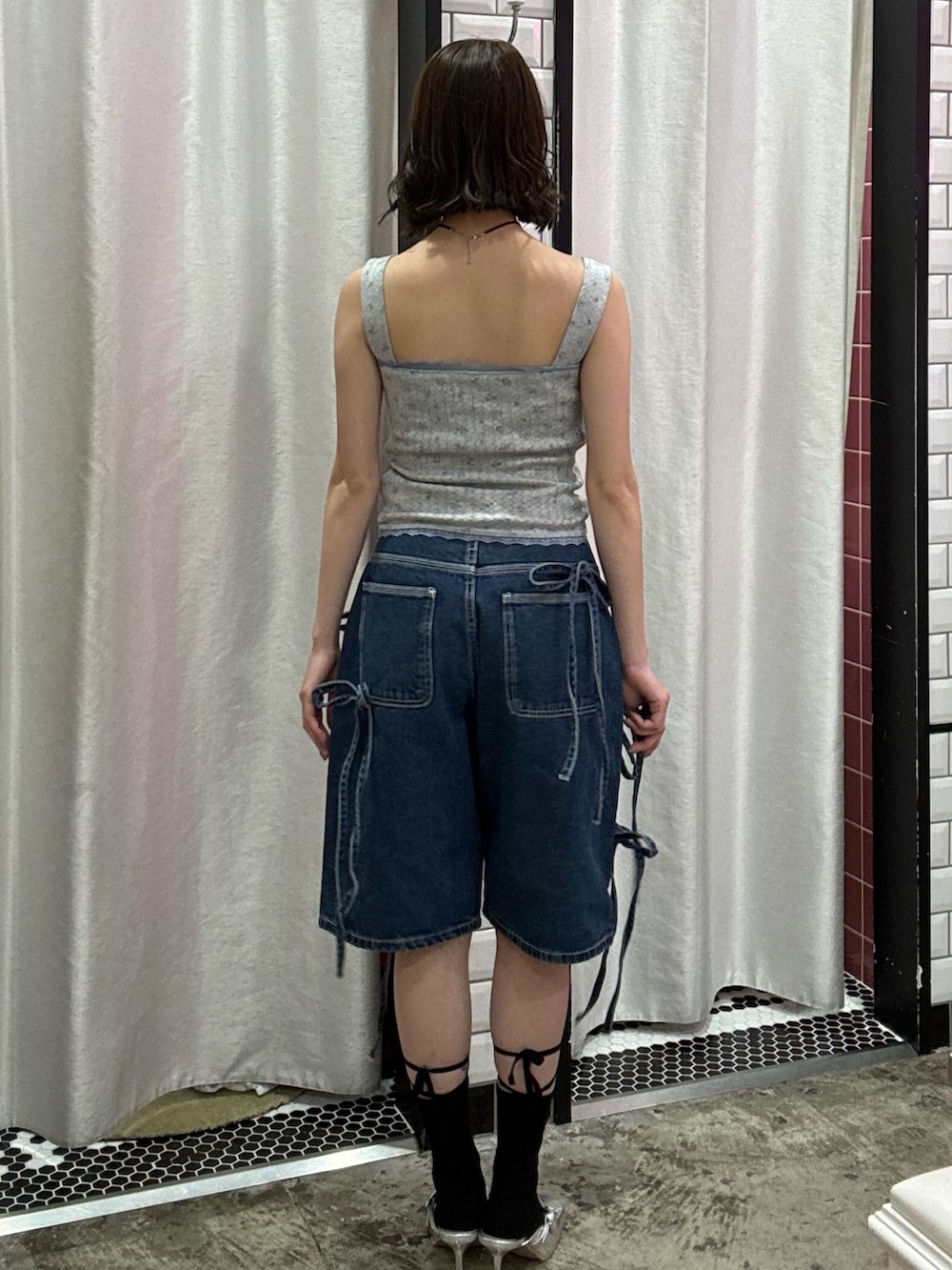 ブルー系のデニムパンツ、グレー系のキャミソール、シルバー系のパンプスを着用したレディースの春コーディネートの5枚目の写真