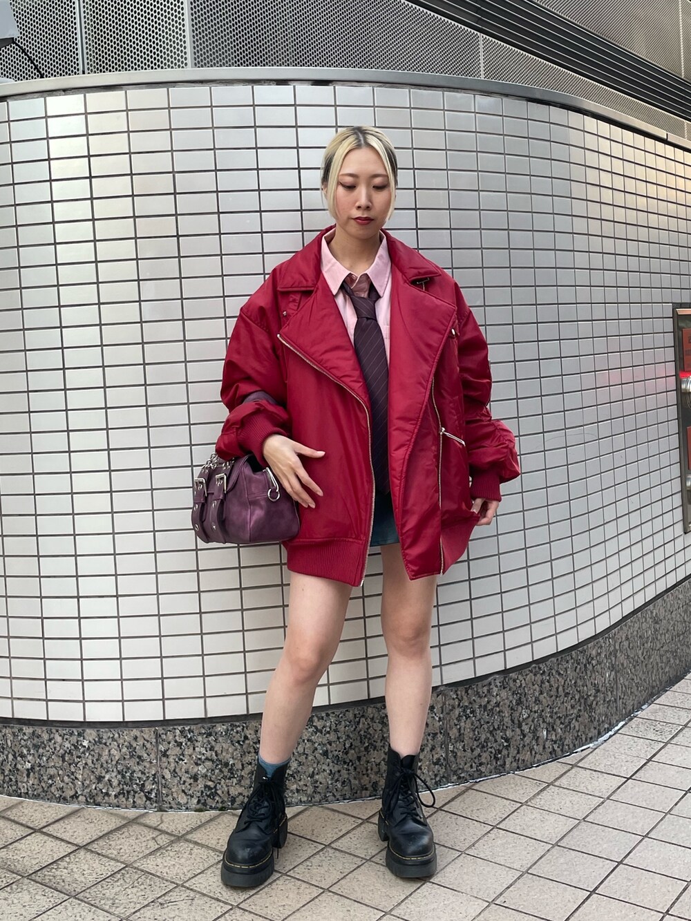 ブルー系のその他パンツ、レッド系のMA-1、レッド系のネクタイを着用したレディースの秋コーディネートの2枚目の写真