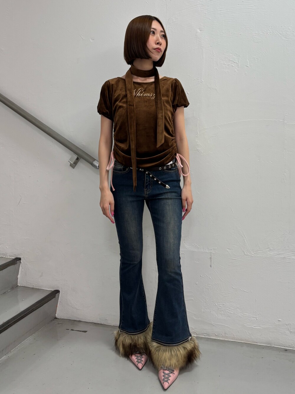 ブルー系のデニムパンツ、ブラウン系のTシャツ/カットソー、ピンク系のパンプスを着用したレディースの夏コーディネートの2枚目の写真