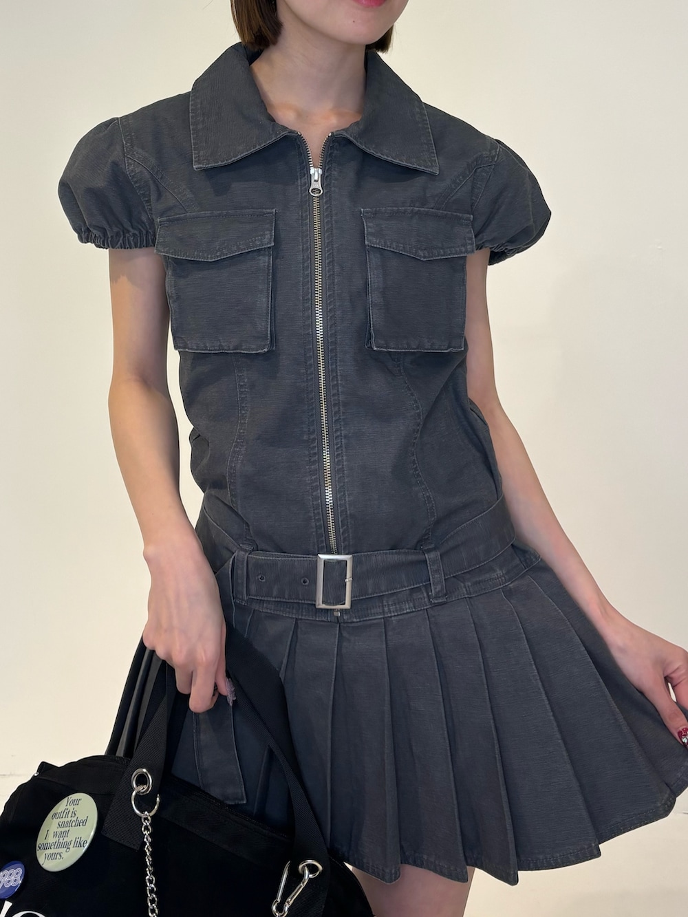 ブラック系のワンピース、ブラック系のボストンバッグ、ブルー系のハンチング/ベレー帽を着用したレディースの冬コーディネートの6枚目の写真