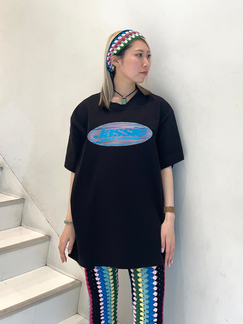 ブラック系のTシャツ/カットソー、ブラック系のその他パンツ、ブラック系のヘアバンドを着用したレディースの春コーディネートの6枚目の写真