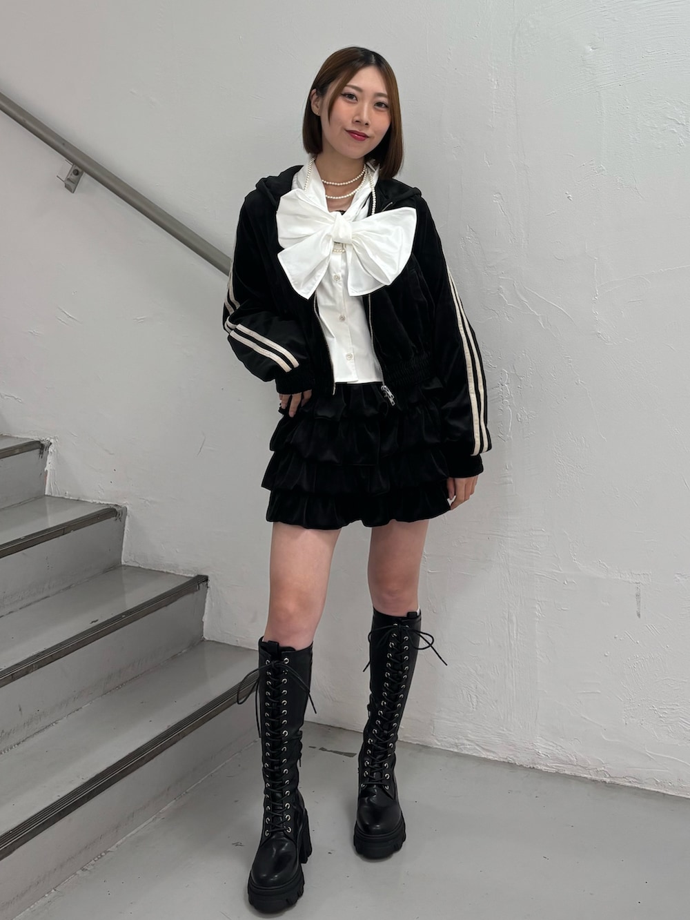 ブラック系のスカート、ブラック系のパーカー、ホワイト系のシャツ/ブラウスを着用したレディースの秋コーディネートの2枚目の写真