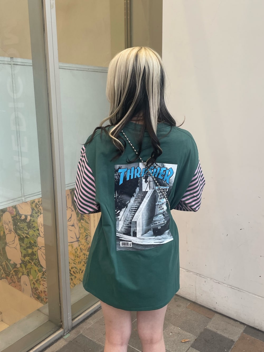 グリーン系のTシャツ/カットソー、その他のショルダーバッグ、ブラック系のその他パンツを着用したレディースの秋コーディネートの10枚目の写真