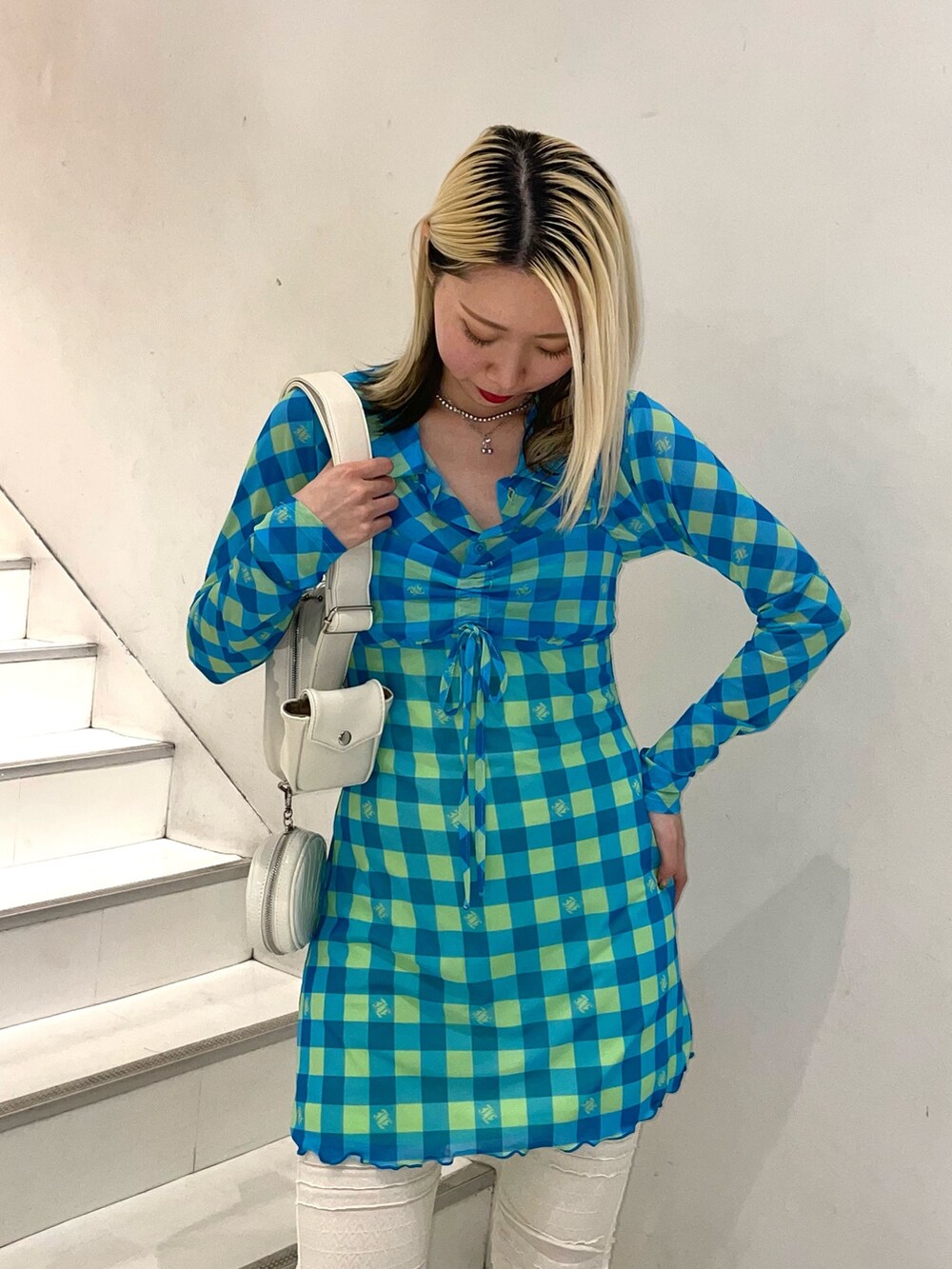 ブルー系のワンピース、ホワイト系のその他パンツ、パープル系のサンダルを着用したレディースの春コーディネートの4枚目の写真