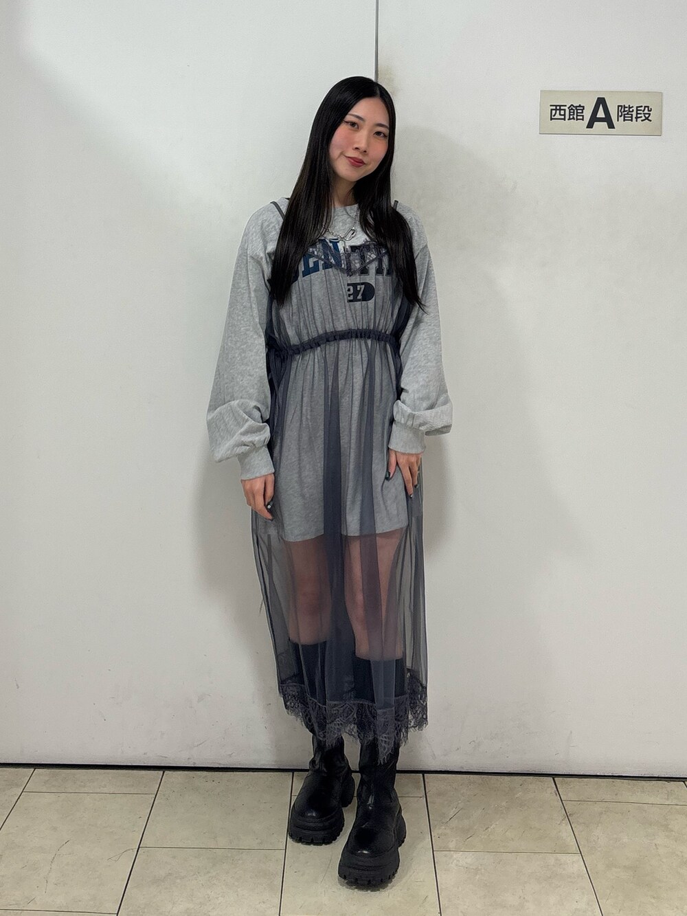 グレー系のワンピース、シルバー系のネックレスを着用したレディースの春コーディネートの2枚目の写真