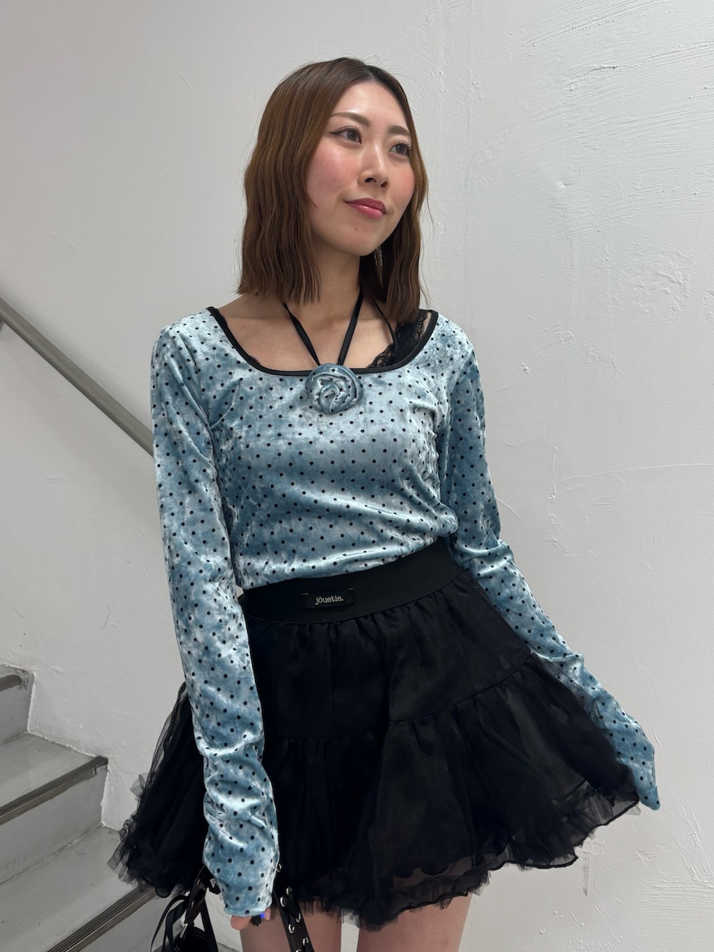 レッド系のスカート、ブルー系のTシャツ/カットソー、ブラック系のローファーを着用したレディースの冬コーディネートの5枚目の写真