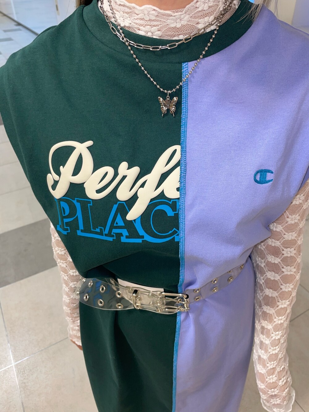 グリーン系のワンピース、ホワイト系のTシャツ/カットソー、その他のベルトを着用したレディースの夏コーディネートの6枚目の写真