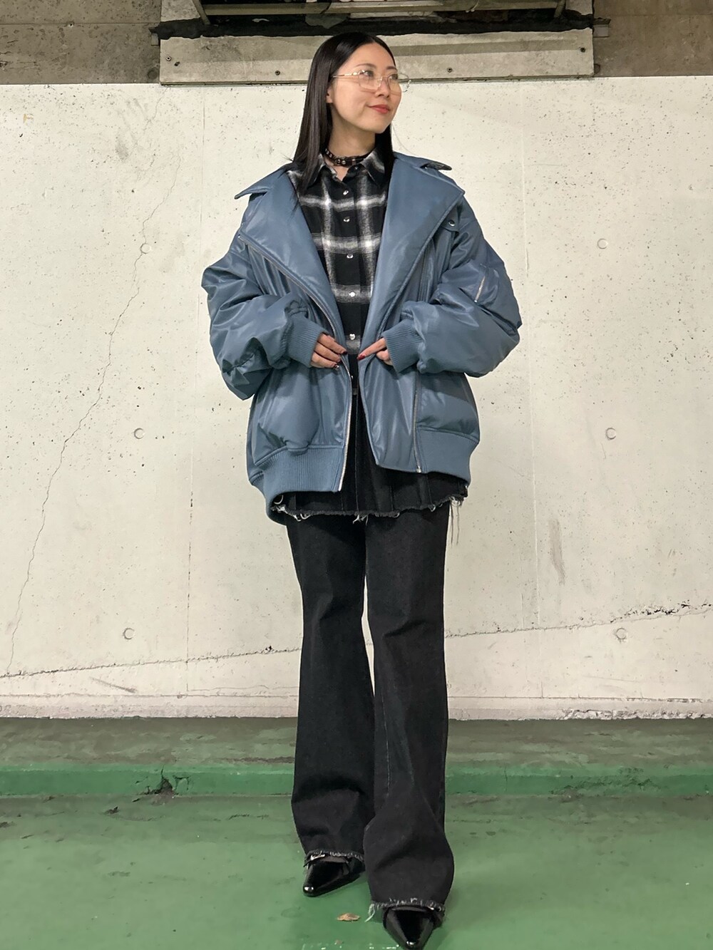 ブラック系のその他パンツ、ブルー系のブルゾン、ブラック系のシャツ/ブラウスを着用したレディースの秋コーディネートの2枚目の写真