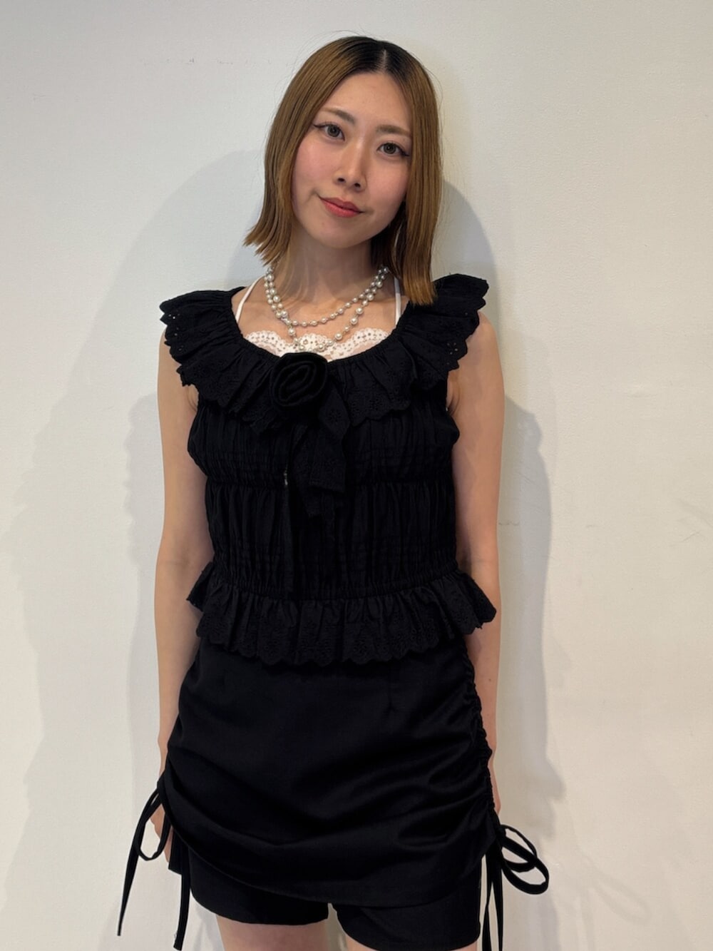 ブラック系のスカート、ブラック系のブーツ、ブラック系のシャツ/ブラウスを着用したレディースの夏コーディネートの5枚目の写真
