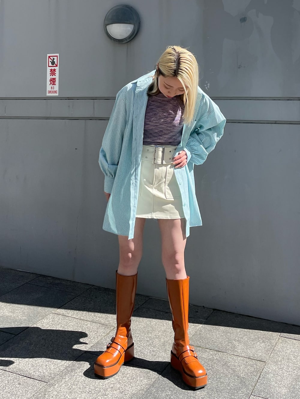 ホワイト系のその他パンツ、パープル系のタンクトップ、ブルー系のシャツ/ブラウスを着用したレディースの春コーディネートの3枚目の写真