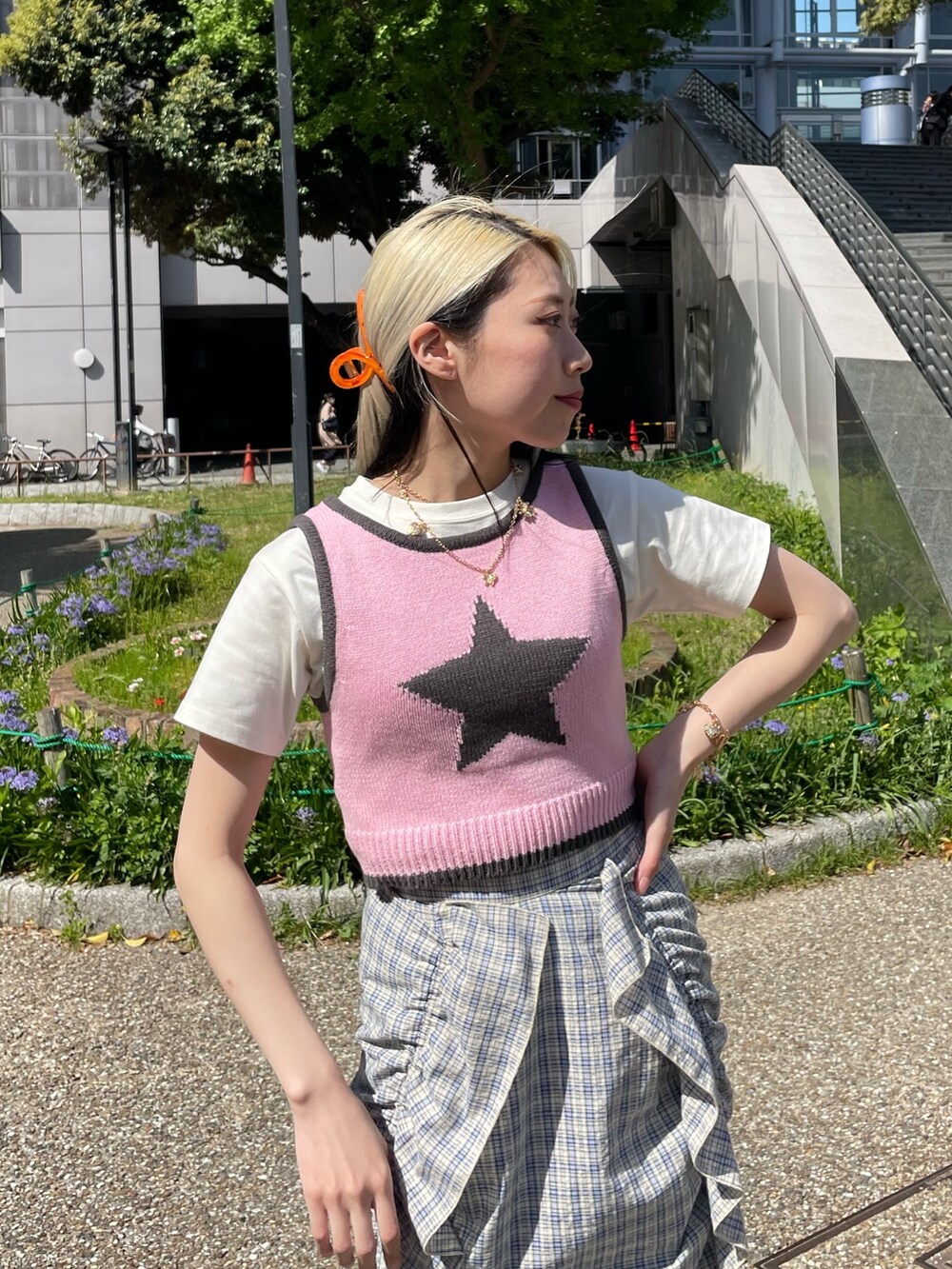 ピンク系のタンクトップ、シルバー系のサンダル、ホワイト系のTシャツ/カットソーを着用したレディースの春コーディネートの6枚目の写真