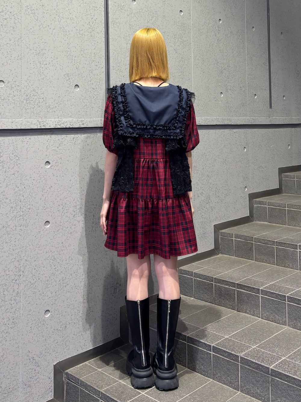 レッド系のワンピース、ブラック系のベルトを着用したレディースの春コーディネートの4枚目の写真