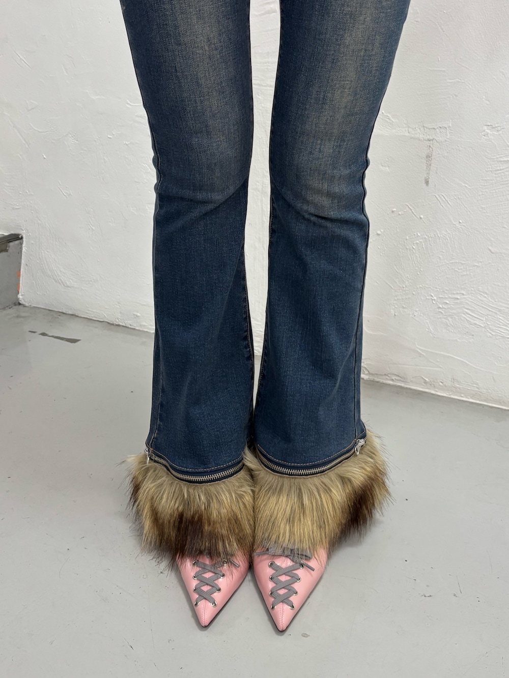 ブルー系のデニムパンツ、ブラウン系のTシャツ/カットソー、ピンク系のパンプスを着用したレディースの夏コーディネートの8枚目の写真