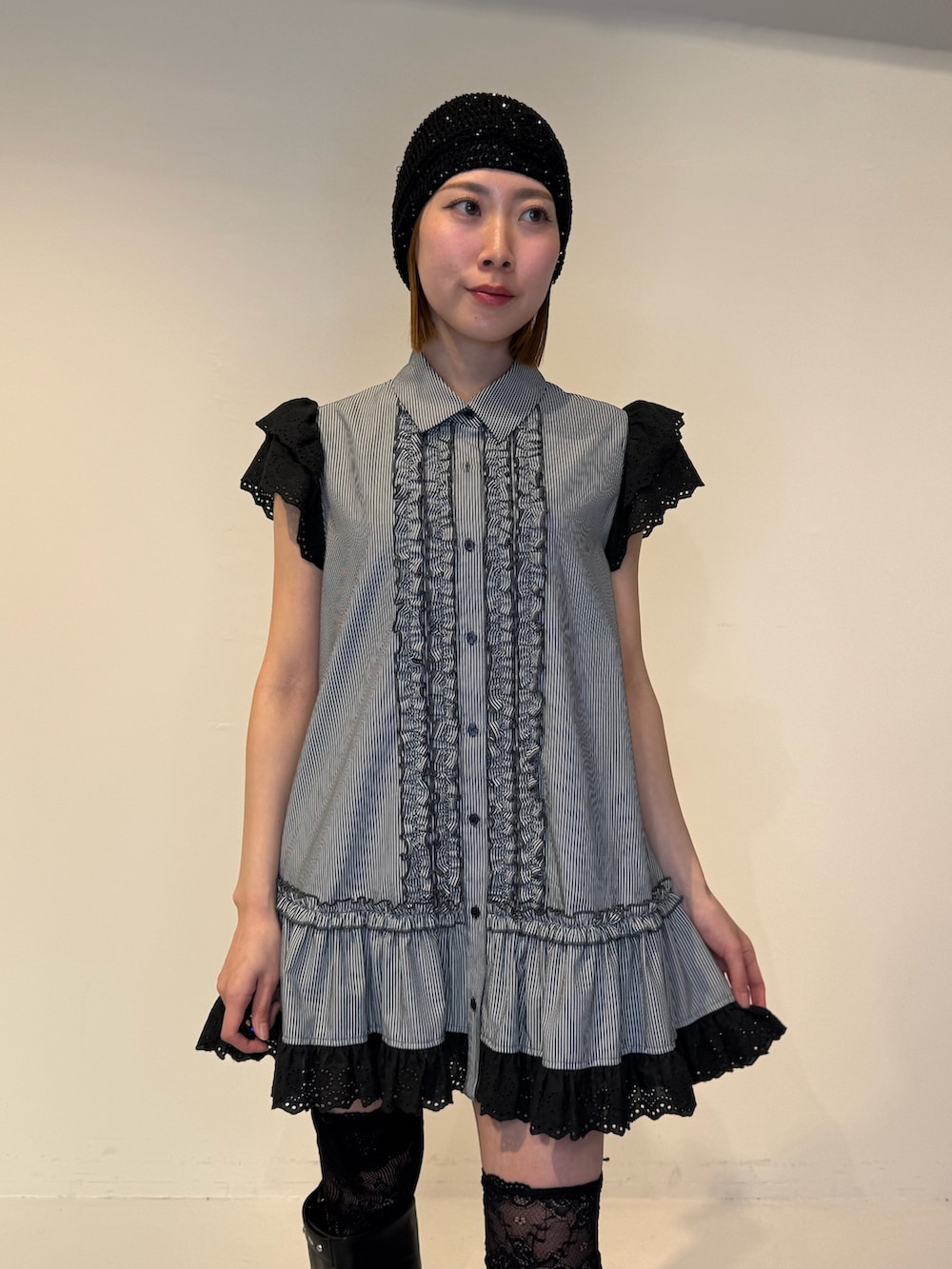 ブラック系のシャツ/ブラウスを着用したレディースの春コーディネートの5枚目の写真